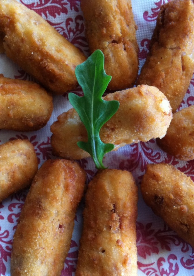 Una foto de Croquetas  de queso rallado