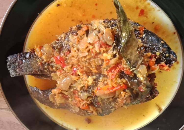 Bahan Menyiapkan Ikan mas bumbu siram simple yang Bikin Ngiler