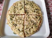 Una foto de masa de pizza congelada
