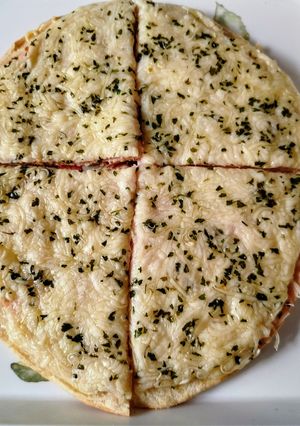 Una foto de Pizza Extra Fina Super Rápida con Lonchas de Pavo y Queso o a tu gusto