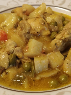 Una foto de Estofado de pollo con patatas fritas