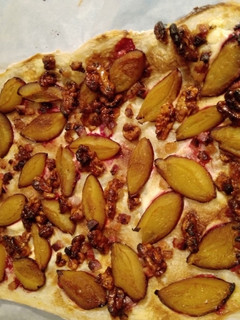 Flammkuchen mit Pflaumen, Speck und Walnüssen Rezepthauptbild