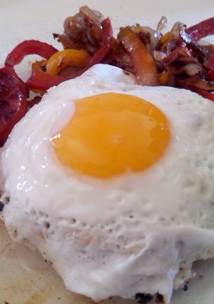 Una foto de Hamburguesas a caballo con vegetales saltados