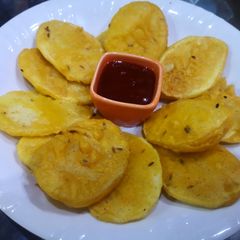 A picture of Aloo ke pakoray.