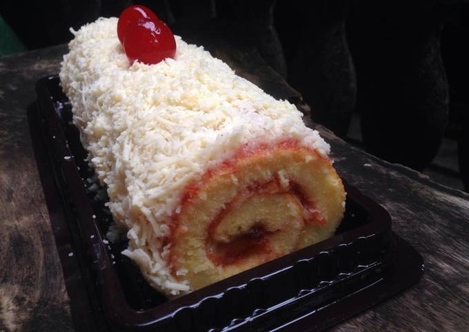 Strawberry cheese roll cake