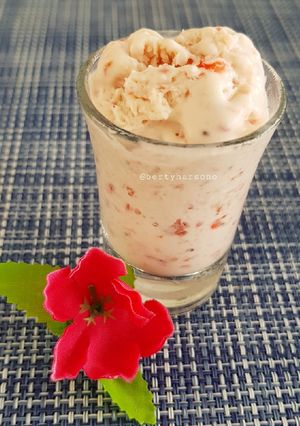 Foto resep Ice cream strawberry enak, sehat, praktis dan tanpa pewarna