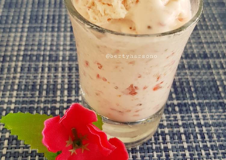Resep Ice cream strawberry enak, sehat, praktis dan tanpa pewarna yang Lezat