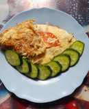 Омлет с овощами, мясом и сыром