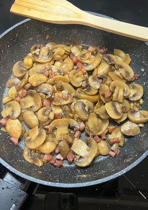 Una foto de Champiñones al ajillo
