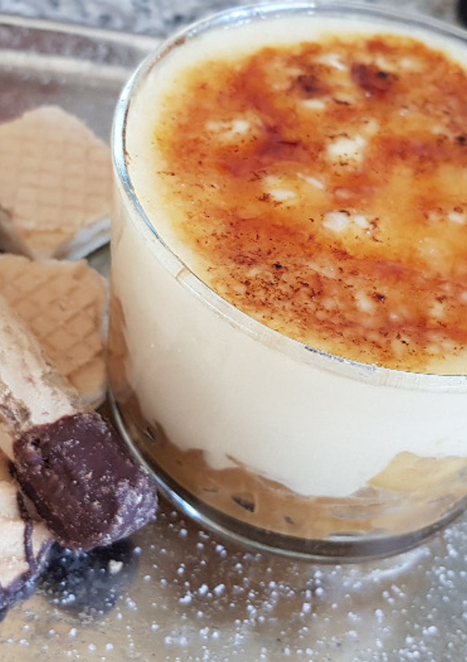 Una foto de Mousse de Crema Catalana con Manzana Caramelizada