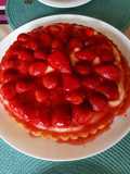 Biskuit Tortenboden belegt mit Vanillepudding und Erdbeeren