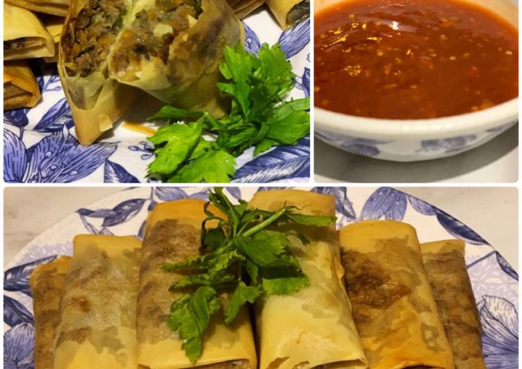 Lumpia isi Daging & cocolannya
alias Meat Spring Roll with Dipping Sauce
(biar gaya..eaaa..)