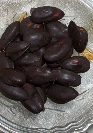 A picture of Chocolate covered almonds.