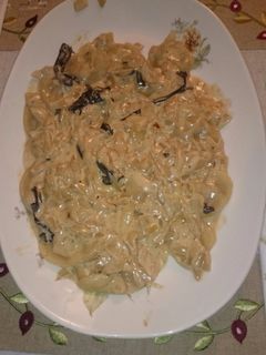 Una foto de Raviolis de foie en salsa de trompetas de la muerte