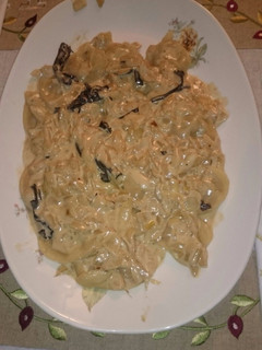 Una foto de Raviolis de foie en salsa de trompetas de la muerte
