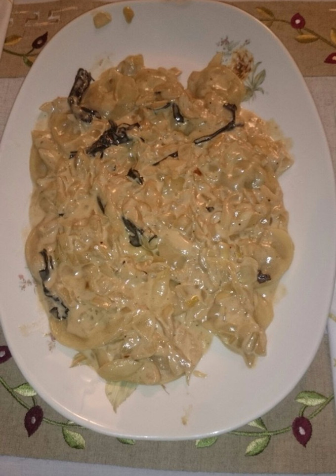 Una foto de Raviolis de foie en salsa de trompetas de la muerte