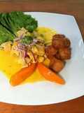 Ceviche de pescado al ají amarillo y chicharrón de pescado