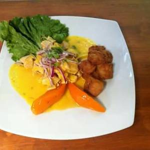 Ceviche de pescado al ají amarillo y chicharrón de pescado