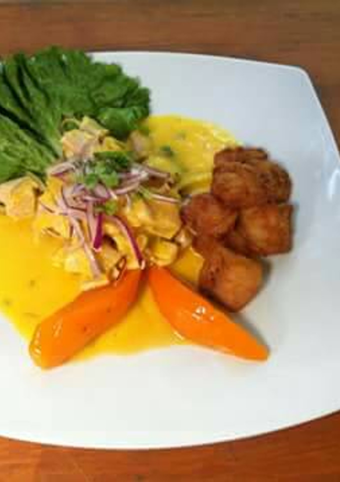 Una foto de Ceviche de pescado al ají amarillo y chicharrón de pescado