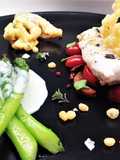 Dentice con fiori di zucca fritti e asparagi con crema di gorgonzola
