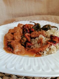 Una foto de Tofu con tomates y pimientos