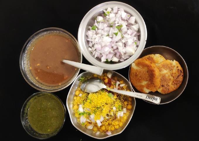 Aloo Tikki Chaat With Tamarind Chutney (Street Food)