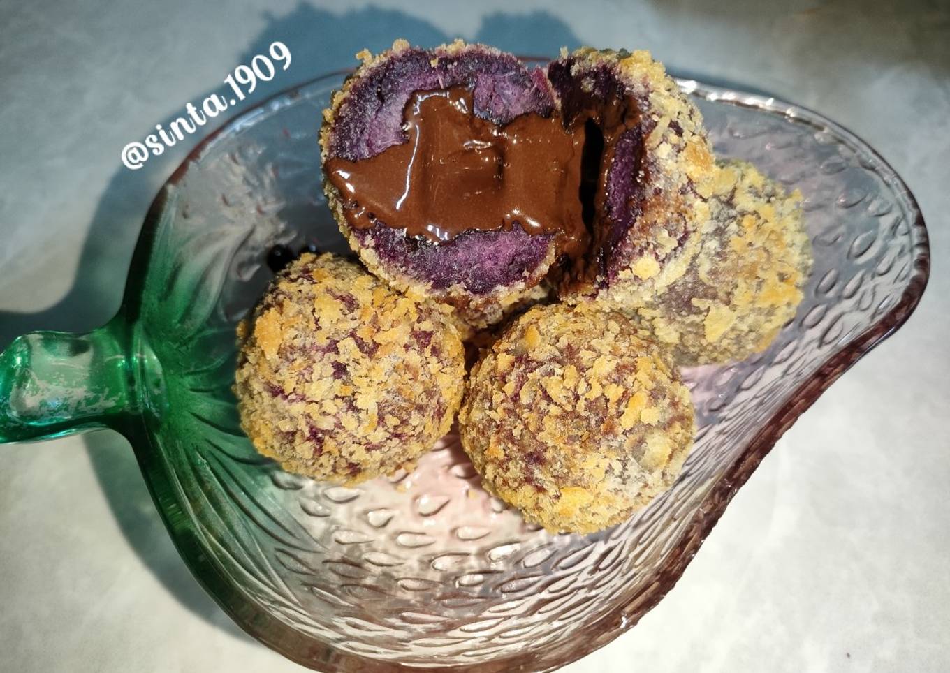 Bola ubi ungu goreng isi coklat Lumer