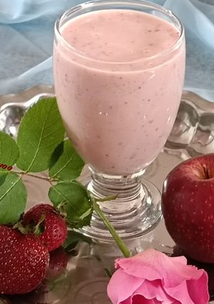 عکسی از دستور اسموتی توت فرنگی و سیب
