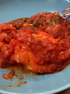 Una foto de Bacalao con tomate