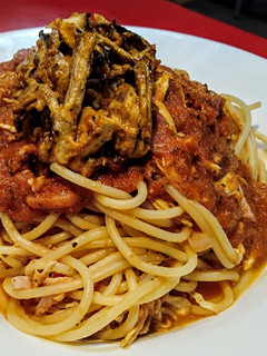 Una foto de ESPAGUETTIS A La Napolitana🍝 con Champignones🍄 al ajillo...!