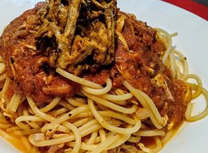 Una foto de ESPAGUETTIS A La Napolitana🍝 con Champignones🍄 al ajillo...!
