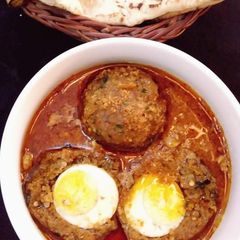 A picture of Nargisi Kofty with Naan.