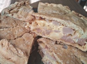 Una foto de Tarta de jamón y queso con masa de mayonesa