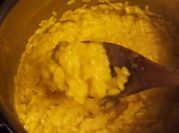 Una foto di risotto salsiccia e vino