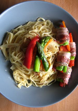 德國香菇雞: 培根捲配義大利麵 的食譜成品照片