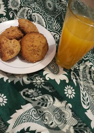 A picture of Groundnut cookies served with orange juice.