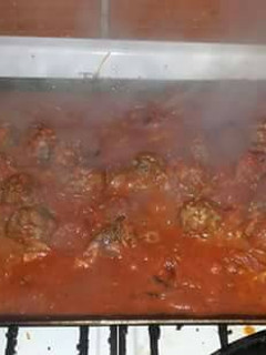 Una foto de Albóndigas a la pomarola con puré de papa😆!!! ☆☆