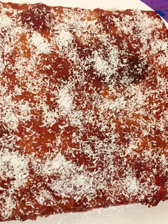 ஸ்ட்ராபெர்ரி ஹனீ கேக் (Strawberry honey cake recipe in tamil) செய்முறை முக்கிய புகைப்படம்