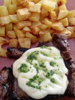 Una foto de Entrecot a la plancheta con papas al horno