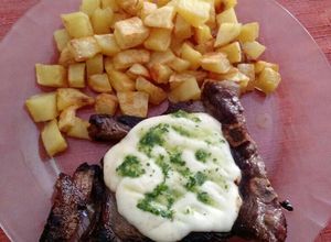 Una foto de Entrecot a la plancheta con papas al horno