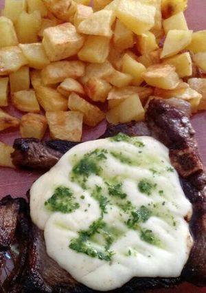 Una foto de Entrecot a la plancheta con papas al horno