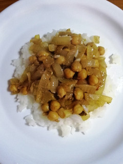 Una foto de Arroz con garbanzos y cebolla