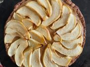 Una foto di torta di mele con acqua