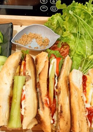 Hình của món Bánh mỳ pate kẹp trứng, rau xà lách, mùi, cà chua, dưa chuột.