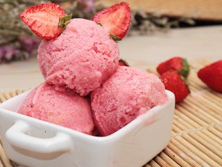 ไอศกรีมสตอเบอรี่โยเกิร์ตโฮมเมด
