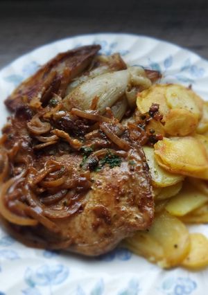 Une photo de Côtes de porc normande et sa sauce à la pomme