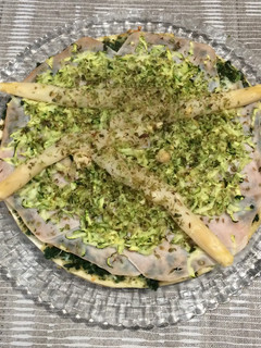 Una foto de Pizza vegetal con jamón de pavo cocido