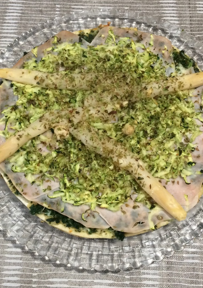 Una foto de Pizza vegetal con jamón de pavo cocido