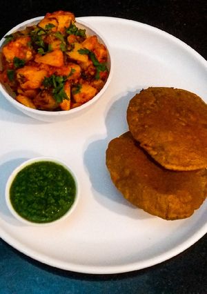 A picture of Amaranth puri with aloo sabzi.