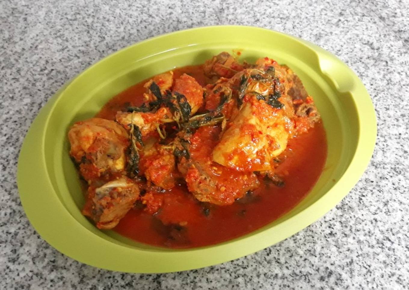 Ayam bermata basil